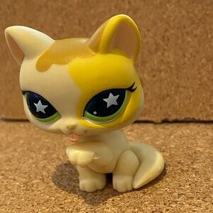 Authentic Littlest Pet Shop LPS Yellow Tan Kitty Cat Licking Paw #832